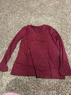 Long Sleeve V-Neck Tee in Burgundy